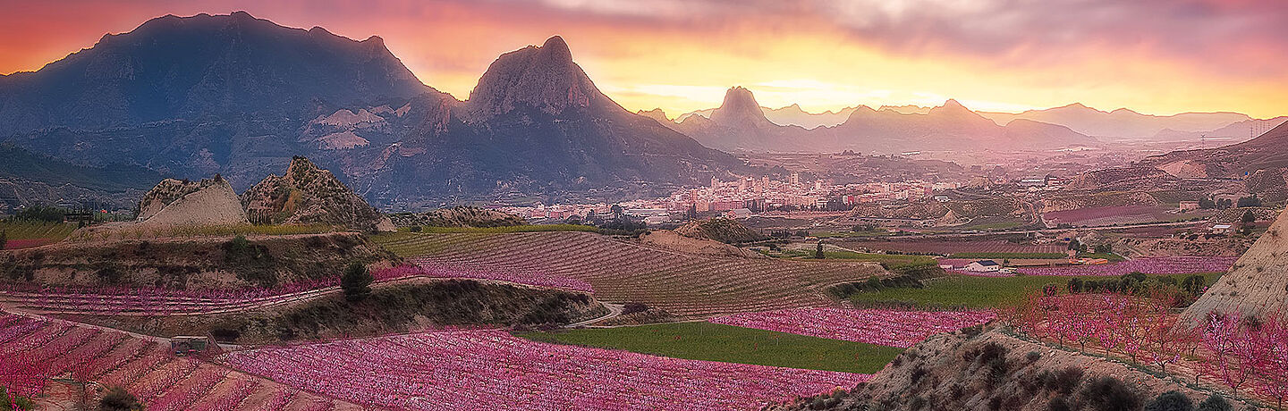 Berge und Sonnenuntergang