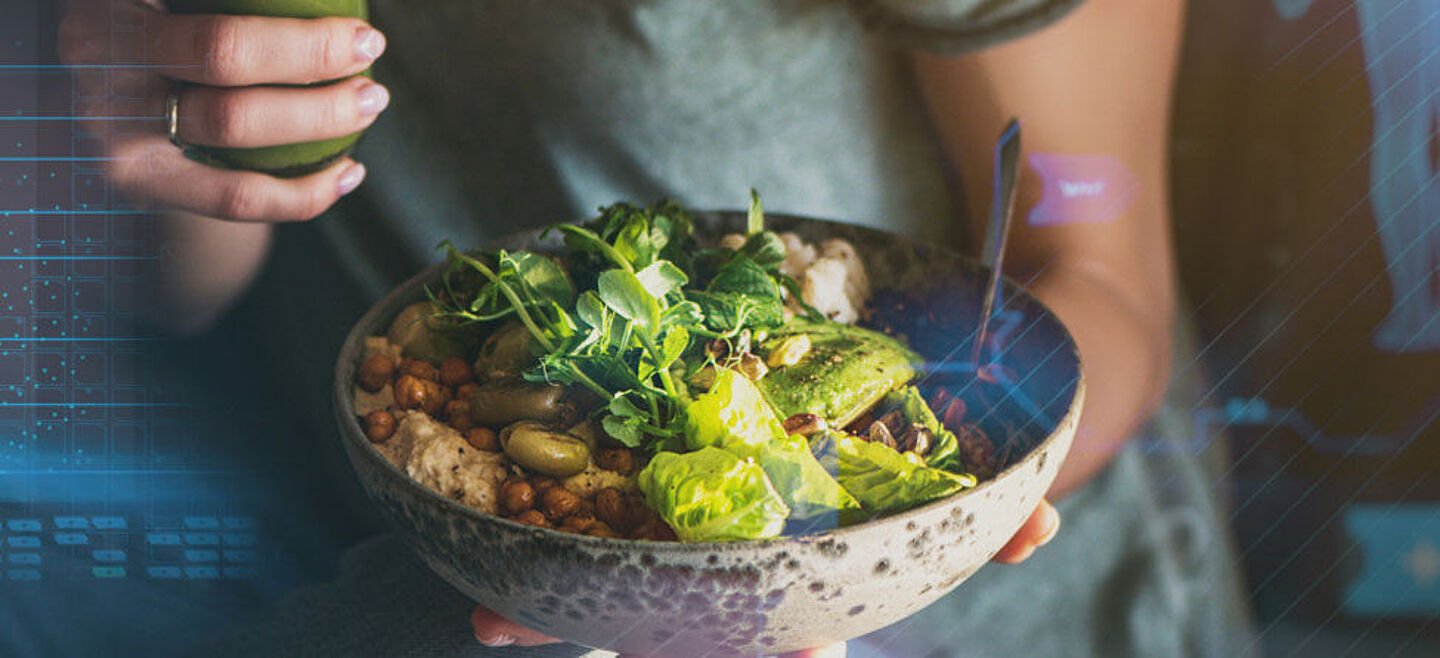 Mujer sosteniendo un plato de verduras