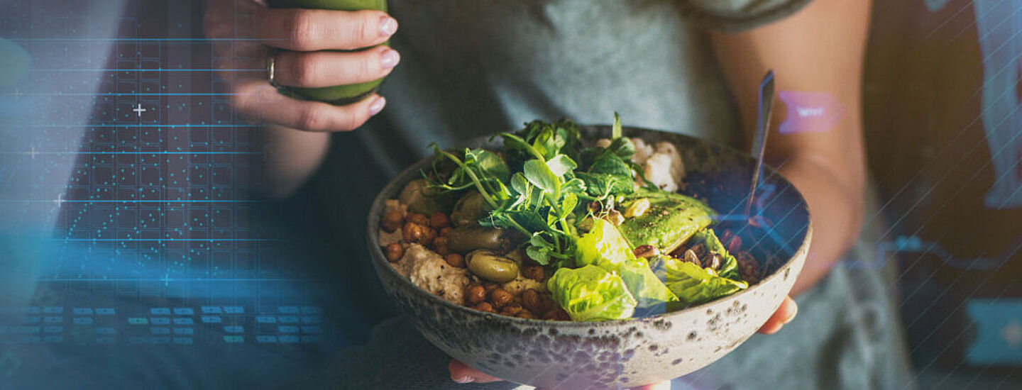 Mujer sosteniendo un plato de verduras