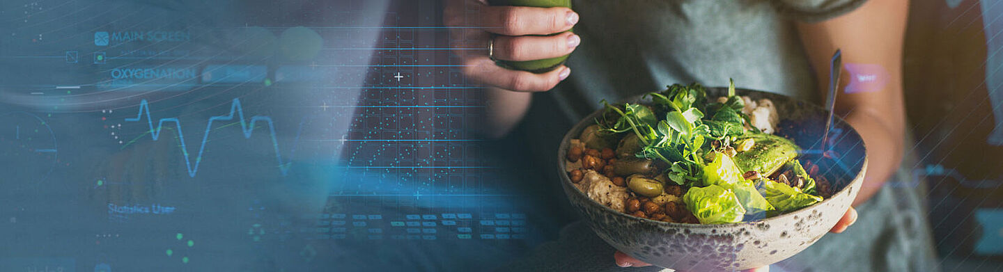 Mujer sosteniendo un plato de verduras