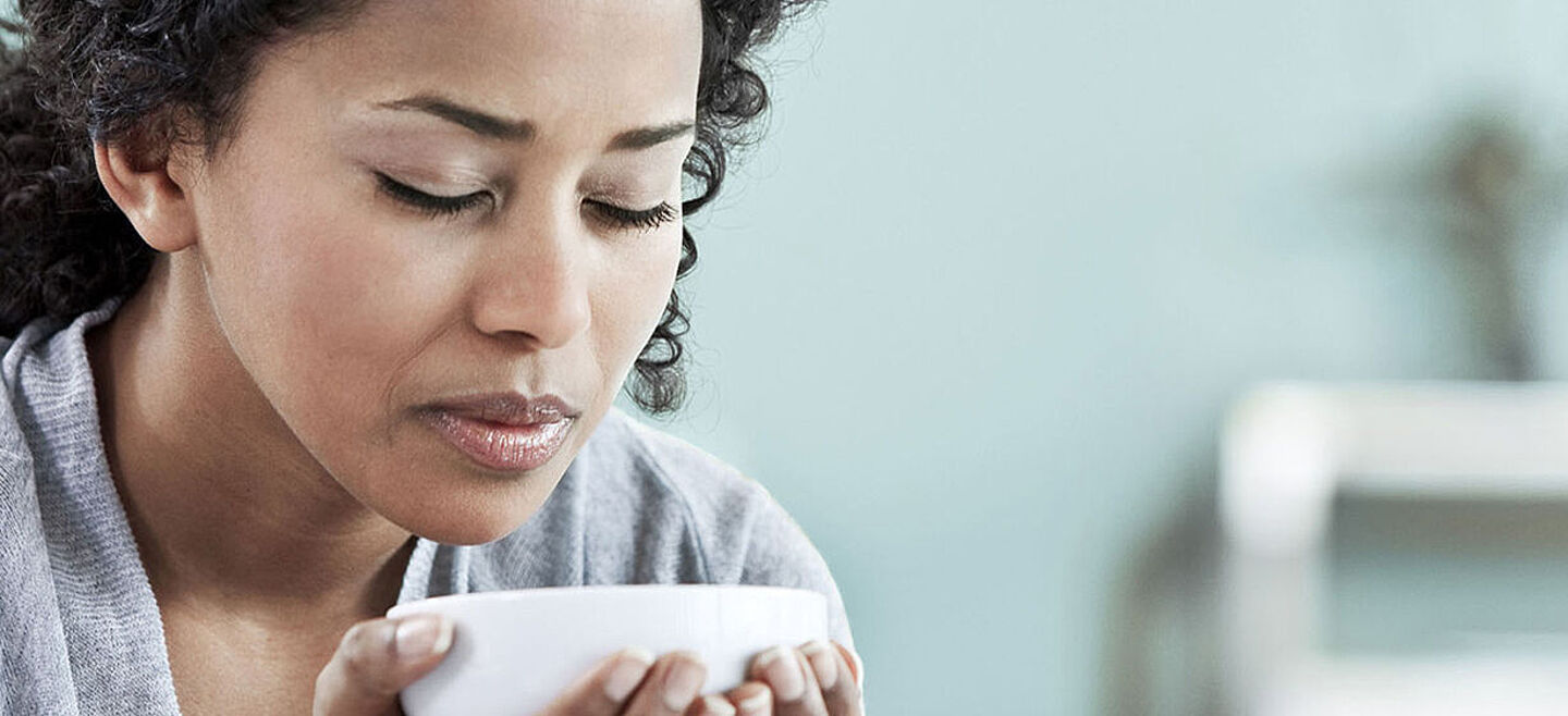 mujer con una taza de te