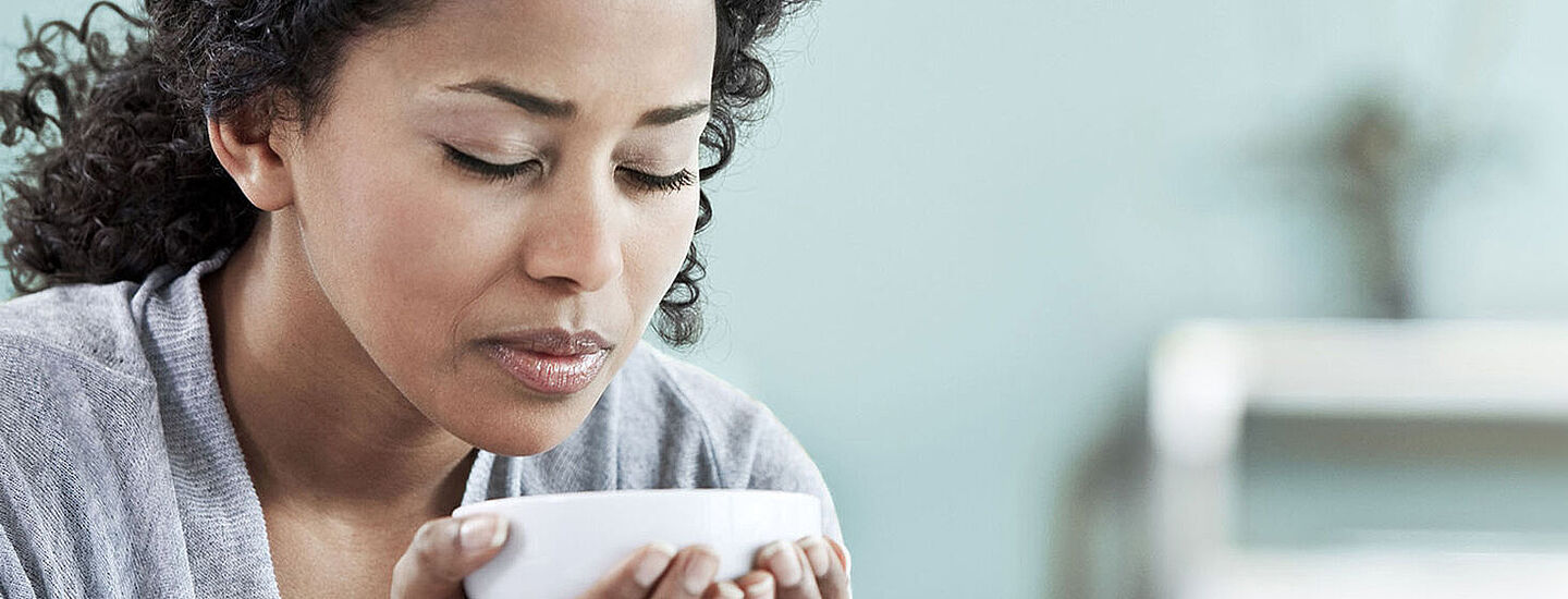 mujer con una taza de te