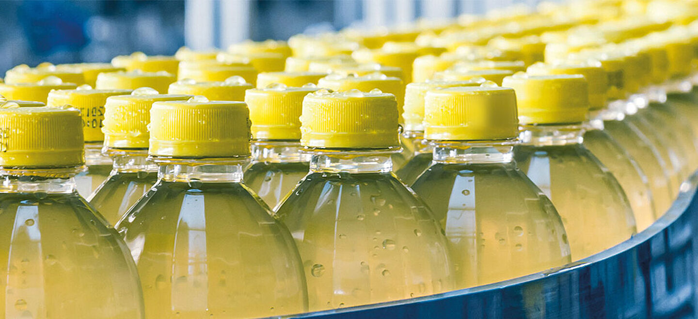 Verschiedene Flaschen mit gelber Flüssigkeit und gelbem Flaschenverschluss