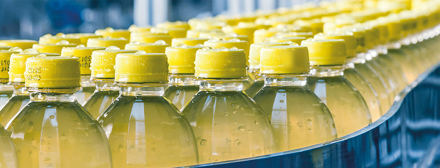 Diferentes botellas con líquido amarillo y tapa de botella amarilla.
