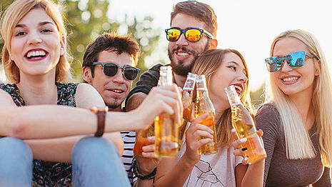 Eine Gruppe junger Leute trinkt Cider