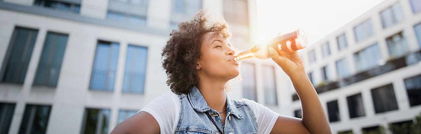 mulher a beber uma bebida