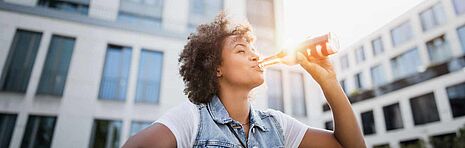 mulher a beber uma bebida