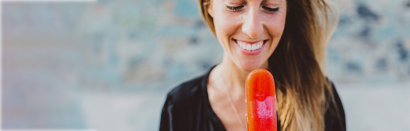 chica con helado rojo