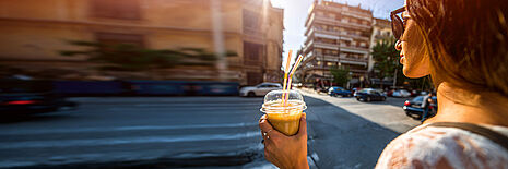 Frau mit Smoothie