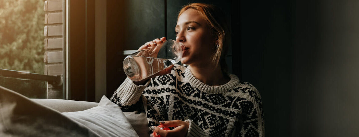 mulher tomando agua