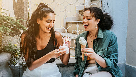 Dos mujeres comiendo helado