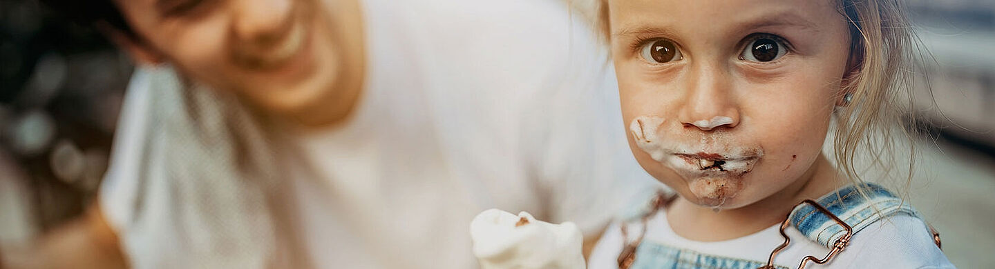 niña comiendo helado