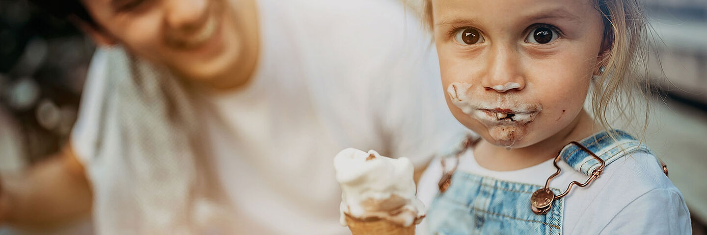 niña comiendo helado
