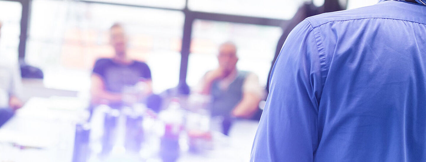 Gruppe von Personen die an einem Tisch sitzt