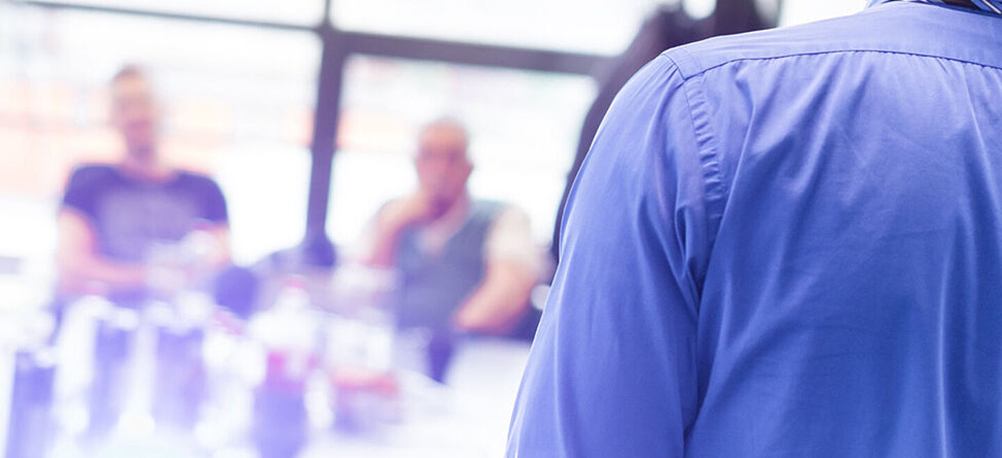 Gruppe von Personen die an einem Tisch sitzt