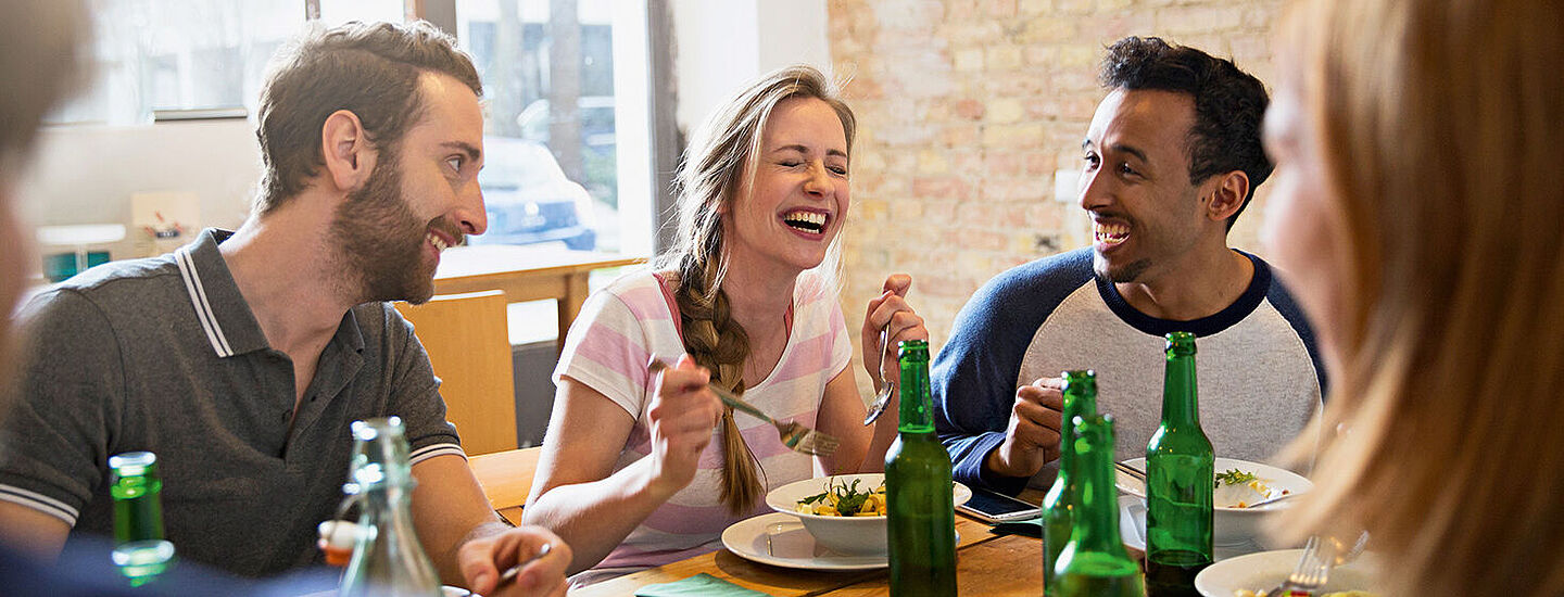 Freunde essen und Spaß haben