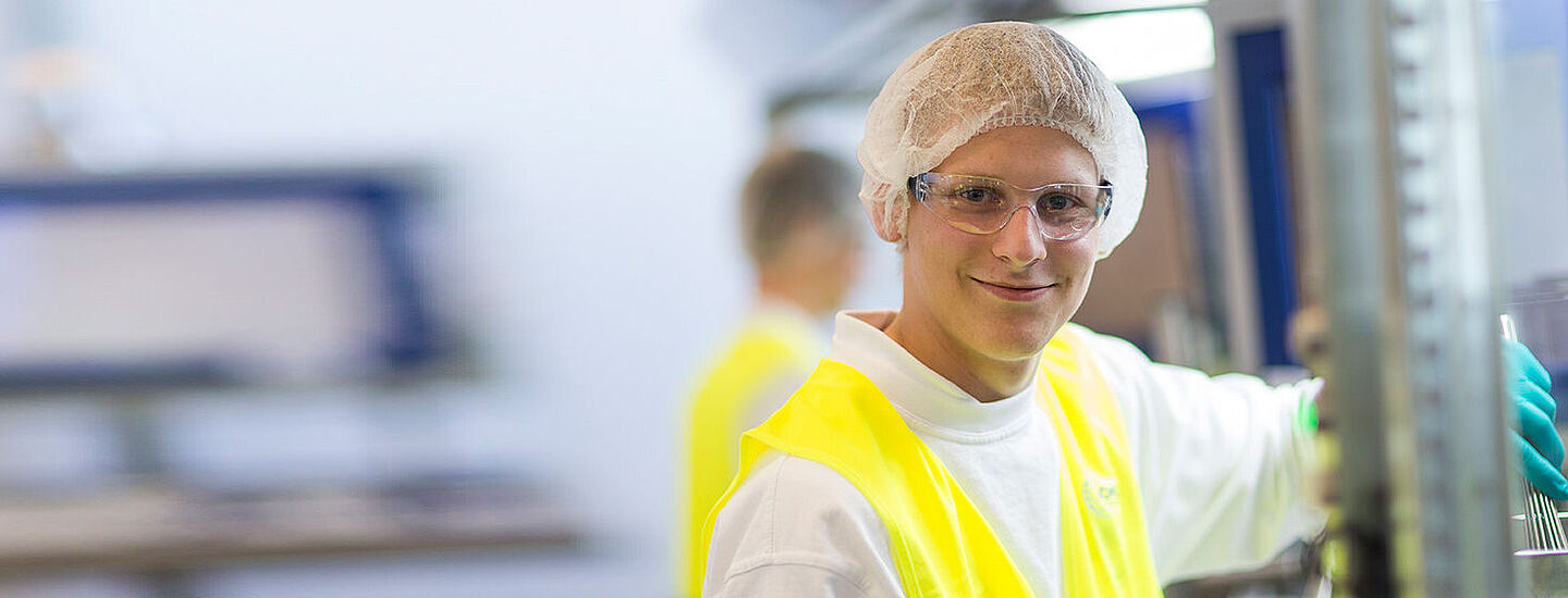 worker with yellow vest