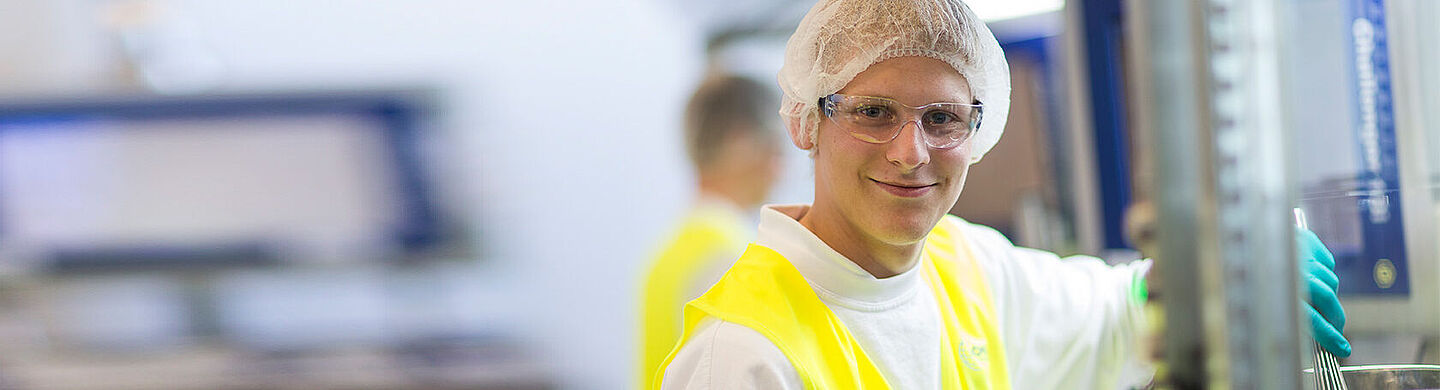 worker with yellow vest