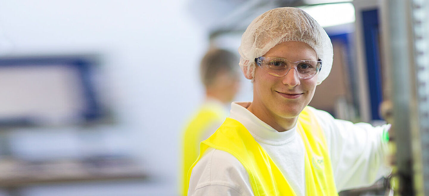 worker with yellow vest