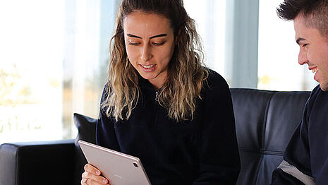  38 / 5.000 kadın ve erkek tabletlerle oturuyorlar