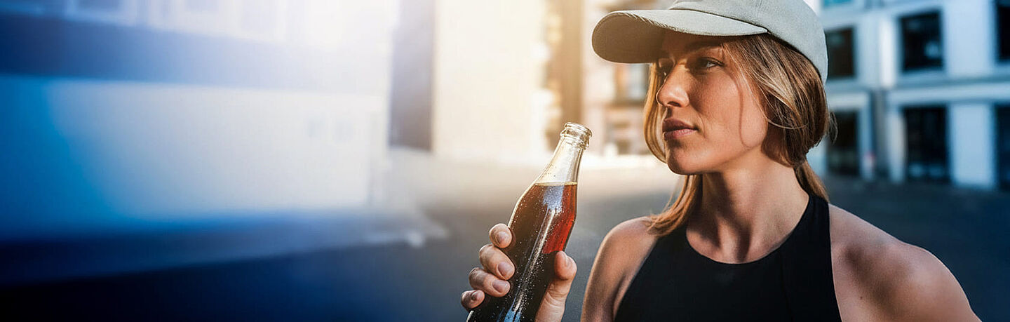 一个女人在喝可乐