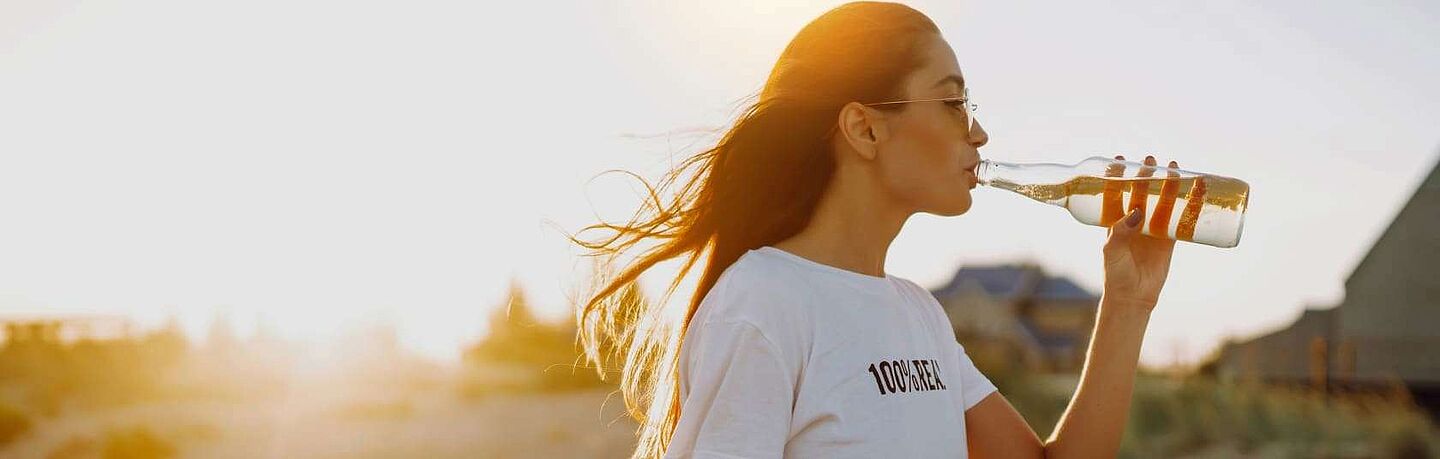 mulher a beber agua saborizada ou cha