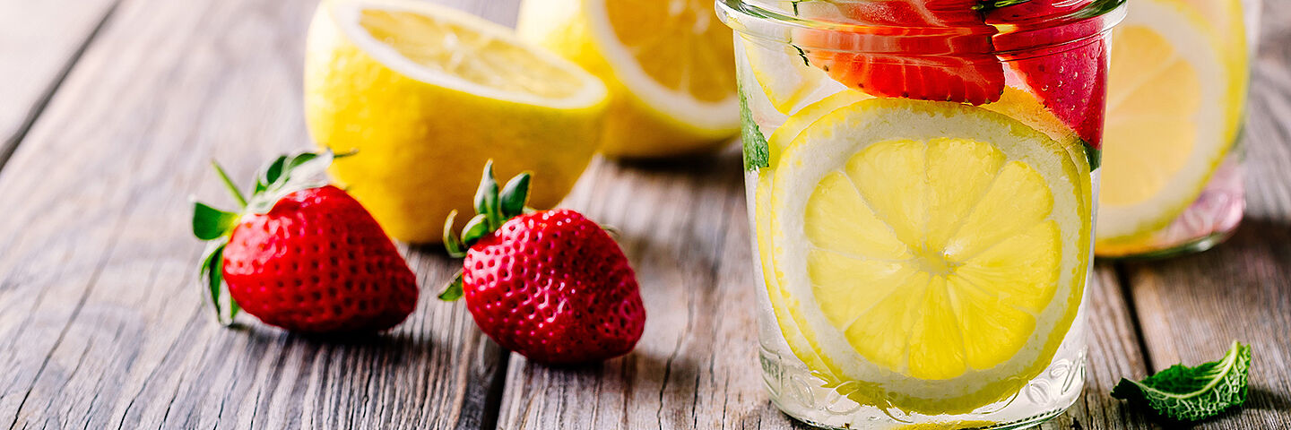 Glas mit Wasser, Zitrone und Erdbeere