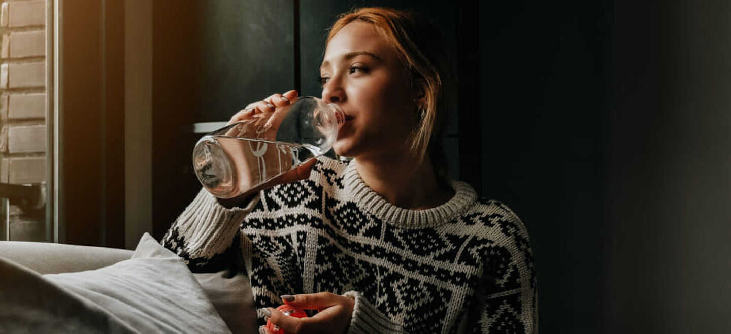 mulher tomando agua