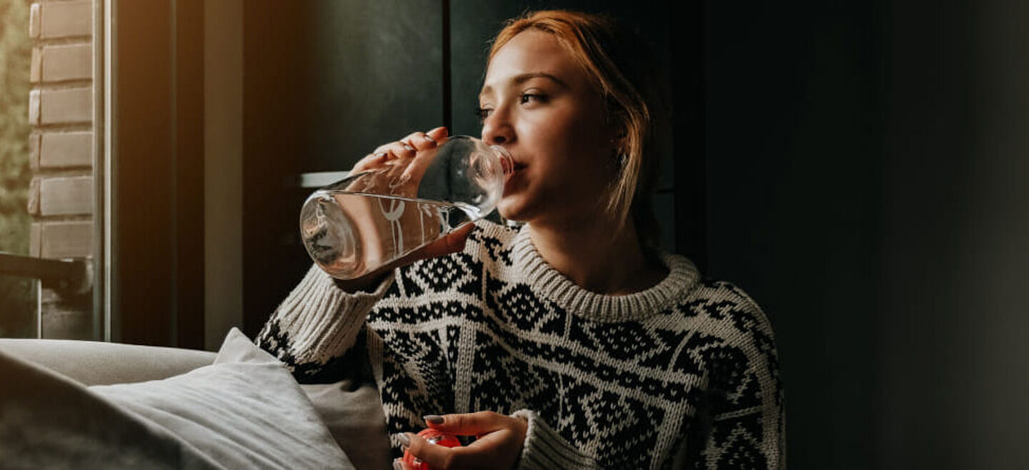 Frau trinkt Wasser