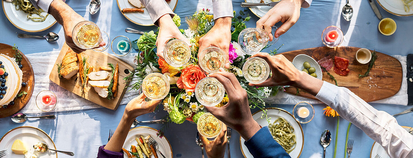 Menschen essen und trinken