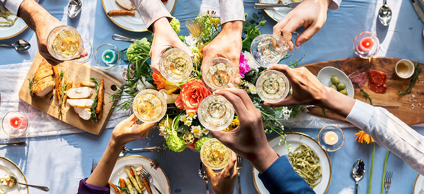 Menschen essen und trinken