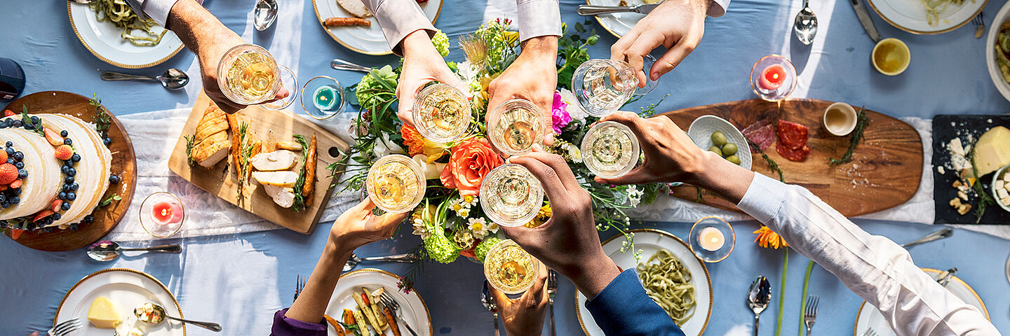 Menschen essen und trinken