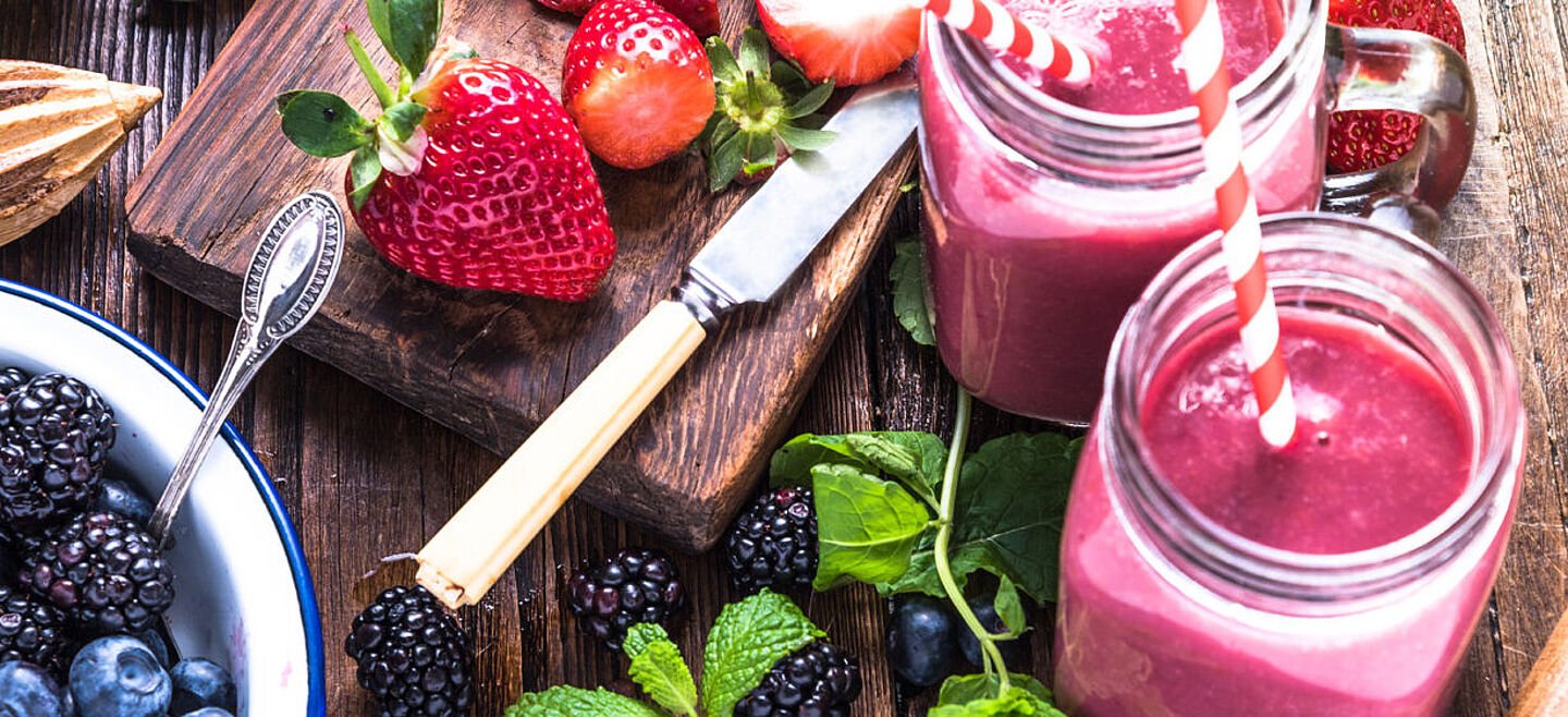 Smoothies und rote Früchte