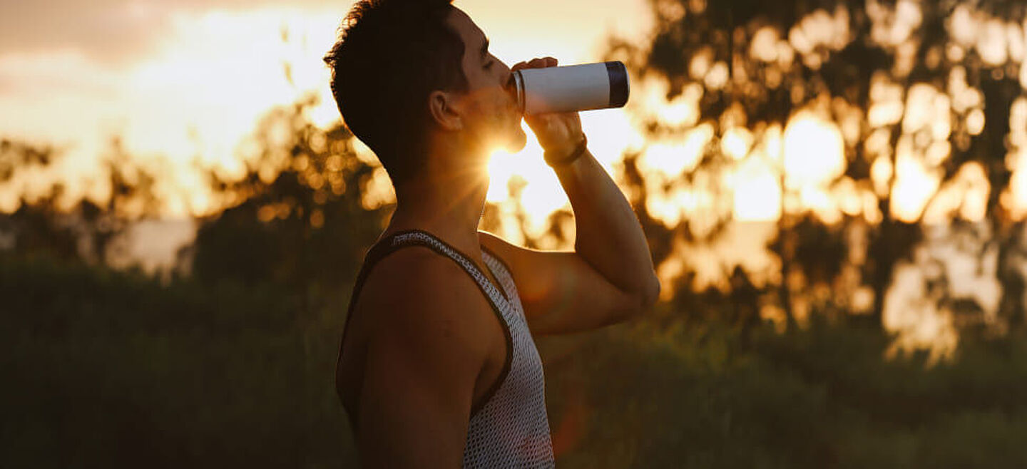 hombre con bebida energetica