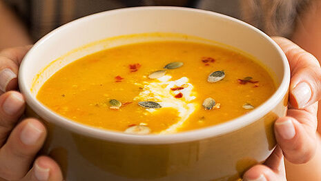 Sopa anaranjada con semillas