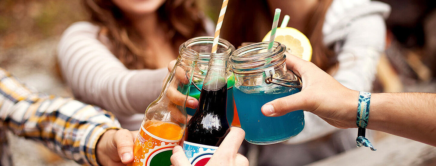 amigos animando con refrescos