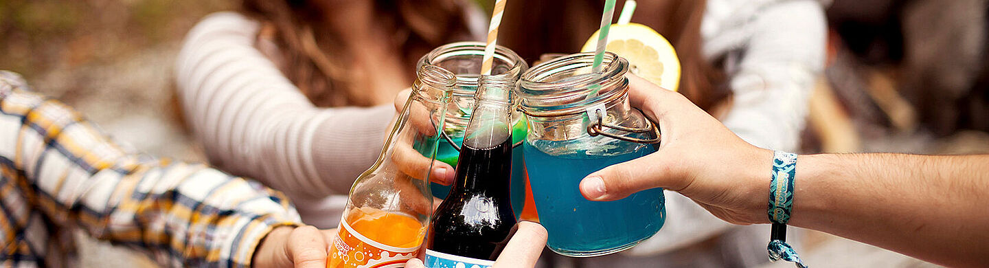 amigos animando con refrescos