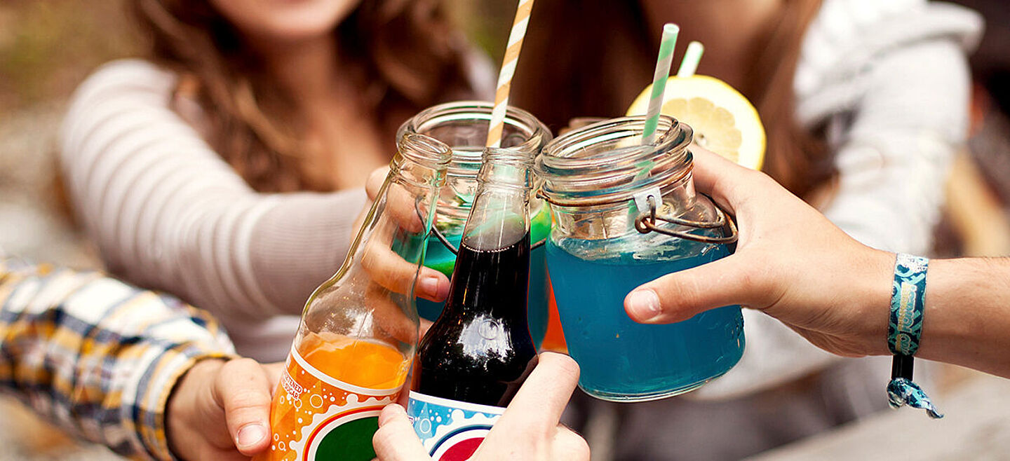 amigos animando con refrescos