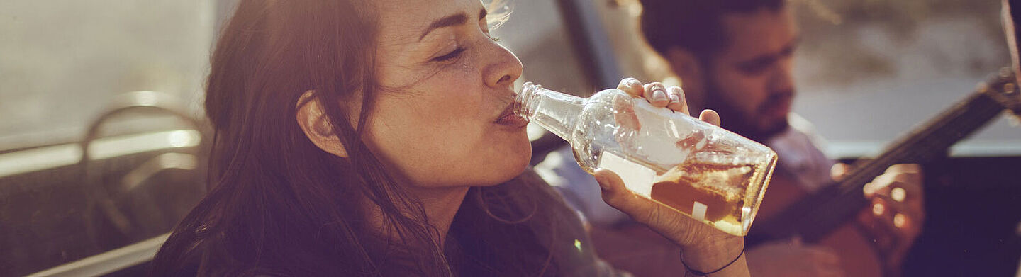 [Translate to Chinesisch:] Mädchen trinkt aus einer Flasche