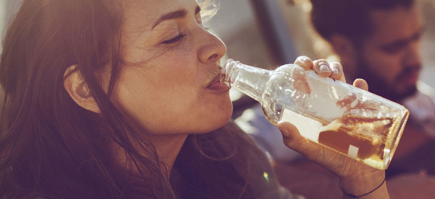 Mädchen trinkt aus einer Flasche