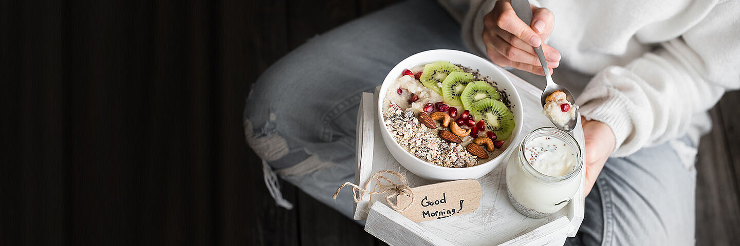 Obstschale mit Haferflocken und Joghurt