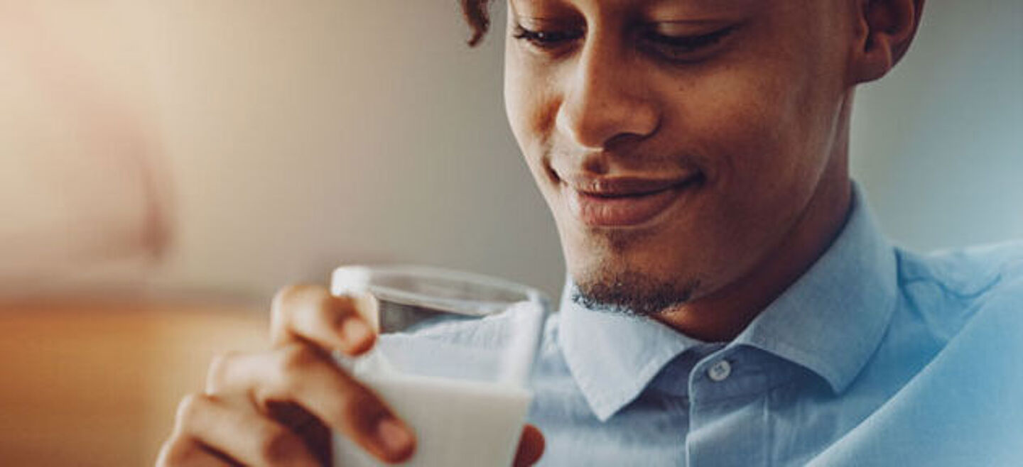 Mann trinkt ein Glas Milch